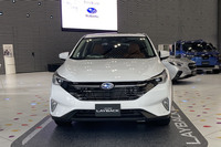 「SUBARU STAR SQUARE」の入り口近くに置かれていた外板色が「セラミックホワイト」の「レヴォーグ レイバック プレミアムS：HEV EX」。