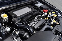 エンジンは新開発の1.8リッター水平対向4気筒ターボ。アウトプット、燃費ともに、先代の1.6リッターユニットを上回る。