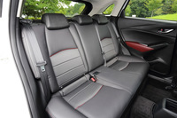 6：4の分割可倒式リアシート。広さや装備は“車格なり”といった感じで、センターアームレストなどは備わっていない。