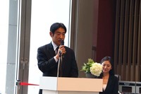 あいさつに立ったエルシーアイの高橋一穂代表取締役社長。ベーシックグレードで500万円を切った「エリーゼ」の価格については、英ロータスとの“ハードネゴシエーション”によって実現したと語った。