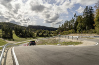 ブレーキによるエネルギー回生が必須の電動パワートレインをテストするには、写真のような長い下り坂が欠かせない。