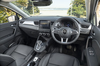 ソフトパッドを用いたダッシュボードや、フローティング形状のセンターコンソールが目を引く「キャプチャー」のインテリア。全モデルにステアリングヒーターが標準装備されている。