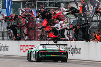 長丁場の戦いを制した29号車を、歓喜とともにチーム関係者が迎える。