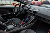 内装はセンターコンソールを中心にリファインされている。従来のスイッチに代わり、画面タッチやジェスチャーコントロール、音声でオーディオや電話、空調などの操作が行える8.4インチの縦型モニターを設置。Apple CarPlayにも対応している。