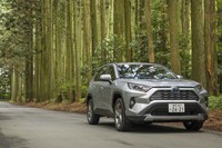 初代モデルが1994年にデビューした「トヨタRAV4」。2019年4月に発売された現行型は5代目にあたるモデルとなる。