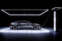 アウディのフラッグシップEV「e-tron GT」がデビュー　高性能なRSモデルもラインナップの画像