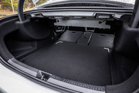 フットトランクオープナーが標準装備される独立した荷室の容量は395リッター。リアシートの背もたれを前方に倒せるリリースレバーが荷室上部に設置されている。
