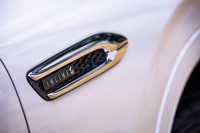 左右のフロントフェンダーに、サイドシグネチャーガーニッシュを配置。縦置き搭載される直6エンジンを意味する「INLINE 6」のクロームメッキエンブレムが備わっている。