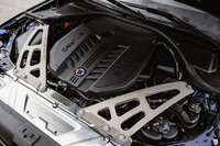 「B3 GTツーリング アルラット」と「B3 GTリムジン アルラット」に搭載されるBMW M由来の3リッター直6ツインターボ「S58」ユニットは、最高出力が495PSから529PSに高められている。730N・mの最大トルクに変更はない。