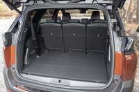 3列目シートは背もたれを倒して床下にきれいに収納できる。この状態の荷室容量は762リッター。