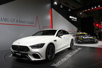 メルセデス・ベンツ日本のブースにて、「メルセデスAMG GT 4ドアクーペ」（手前）と「メルセデスAMG GT3」（奥）。