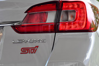 ハッチゲートにはSTIのエンブレムが輝く。