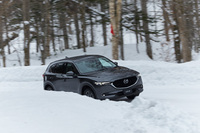 剣淵試験場の林道コースを走る、「XD Lパッケージ」の4WD車。ボディーカラーは「マシングレープレミアムメタリック」。