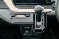 先代モデルよりもCVTセレクターの位置をドライバーに近づけることで操作性を改善。レバーの軌道角度の変更によって、より小さな力で操作できるようになった。