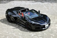 カーボンルーフを取り外した状態の「コルベットZ06」。前：275mm幅、後ろ：345mm幅という極太のタイヤを収めるためにボディーは拡幅され、全幅は2025mmと2mの大台を超えた。