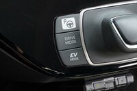 シフトセレクターの左側には駐車支援システム「アドバンストパーク」やドライブモードセレクターなどのスイッチが縦にならぶ。