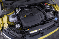 最高出力150PS、最大トルク250N・mを発生する気筒休止システム（COD）機構付き1.5リッター直4 DOHC直噴ターボエンジンを搭載。7段Sトロニックと組み合わされている。