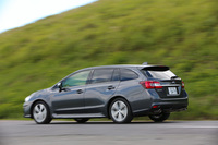 6代目で廃止された「レガシィ ツーリングワゴン」の実質的な後継モデルとなるのが「レヴォーグ」。ボディーサイズは、4代目レガシィとほぼ同等だ。