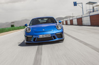 ステアリングのアシストは電動。ステアリングギアは可変式でレシオは17.15～13.12とされる（PDKとMTの両仕様とも）。