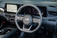 ステアリングホイールはチルト調整とテレスコピック調整が可能。本革巻き仕様はセットオプションに含まれている。