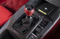 黒のアルマイトと赤のレザーを組み合わせたシフトセレクターもホンダアクセス謹製。標準装備はアルミ削り出しのティアドロップ型。