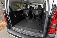 3列目シートのリアヒンジのみをリリースして2列目にフックで固定できる。国産ミニバンのようにスマートな収納法ではないものの、実用としてはこれで十分。