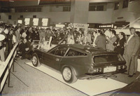 1971年のショーにおける、TVRのアンベールの様子。このショーでは、クルマに華を添える女性たちの“露出度”が最高潮（最小）に到達。スーツにネクタイというメディアとのギャップに、大いに戸惑った。（写真＝KY）