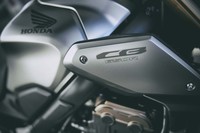 CBの名称は「ベンリイ スーパースポーツCB92」の登場以来、60年にわたってホンダの歴代スポーツモデルに与えられてきた。写真は「CB650R」の吸気ダクトに添えられた化粧パネル。