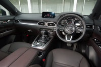 厚みのあるダッシュボードが特徴的なインストゥルメントパネルまわり。ルーフライナーをブラックとしたり、金属調装飾についてはクロームとサテンクロームを使い分けたりと、コーディネートにもこだわりがうかがえる。