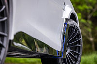 走行中に乱れがちなホイールハウス周辺の空気をきれいに流す、整流板の役目を持ったカーボン製のターニングベインを前後のフェンダーに装着。ここにもブルーのアクセントカラーが採用されている。