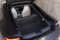 荷室の容量は264リッター。後席の背もたれを倒すと663リッターに拡大できる。