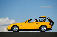 1996年に登場したR170型「SLKクラス」は、独カルマン社が製造を担当。リトラクタブルハードトップを採用した2シータースポーツカーとして、世界中で人気を博した。ルーフはスイッチ操作ひとつ、わずか28秒でオープン／クローズのアクションが可能となっていた。