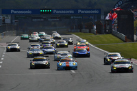 GT300クラスは、第1戦の覇者であるNo.4 グッドスマイル 初音ミク AMGを先頭にスタート。