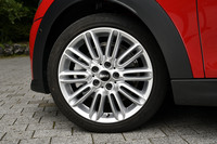 今回の試乗車は、オプションの「17インチアロイホイール テンタクルスポーク シルバー」に、205/45R17サイズの「グッドイヤー・イーグルF1アシメトリック3」タイヤを装着していた。