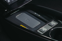 携帯電話などの非接触充電機能「おくだけ充電」のスペースも大きくなり、より大きな端末での使い勝手が向上した。