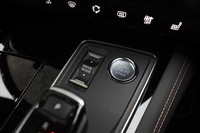 ドライブモードは「ノーマル」「コンフォート」「エコ」「スポーツ」の全4種類。エコモードではアクセルオフ時にクラッチを切り離して燃費を稼ぐ。