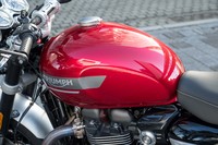 車体色（＝タンクカラー）は、写真の「レッドホッパー」のほか「ジェットブラック」と「マットストームグレー」が選べる。タンクの容量は14リッター。