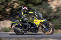 ミドルクラスのなかでは大きめのエンジン排気量などもあって、車両重量は230kgと若干重め。ただし重量バランスのよさもあってか、特段それをネガと感じることはなかった。