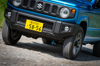 オフロード走行時に障害物との接触を防ぐため、フロントバンパーは左右端が斜めに切り上げられている。