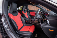 ヘッドレスト一体型の前後シートは、オプションの「AMGレザーエクスクルーシブパッケージ」を選択した際に装備されるアイテム。シートヒーターは、全車に標準装備されている。