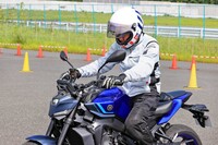 「Y-AMT」の操作方法を確認する筆者。なおY-AMT搭載車では、停車時にギアが自動で1速に入る。その状態でエンジンをオフにするとクラッチがつながり、坂道などでバイクが動いてしまうのを防ぐ。ニュートラルの状態でバイクを止めたい場合は、停車時に手動でギアを「N」に入れればよい。