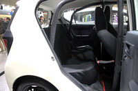 4ドア・4人乗りの「ミラ イースtuned by D-SPORT Racing」だが、後席はご覧のとおり。家族グルマとして稟議（りんぎ）を通しやすいよう、ぜひロールバーのないモデルも用意してほしい。