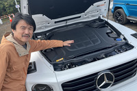 「G580 with EQテクノロジー」は、エンジン車のGクラスと見た目はほとんど同じだった。しかし、フロントフードを開けると、そこは黒い大きなカバーで覆われていた。