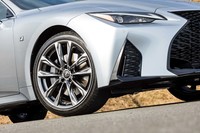 専用デザインの19インチホイールを装着する“Fスポーツ”。同グレードのみ、リアタイヤの幅がフロントよりも30mm広くなる（235mm→265mm）。