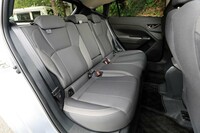 表皮の設定を除くと、リアシートの仕様は上位グレードと基本的に同じ。6：4の分割可倒式で、センターアームレストには2個のカップホルダーが備わる。ただし他のグレードとは異なり、後席用のUSBポートは装備されていない。