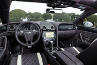 インテリアには、ボディーカラーに合わせた「ダムソン」のレザーがぜいたくに使用されている。ウッドパネルはピアノブラック仕上げ。