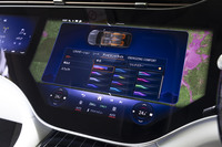 アンビエントライトはマルチカラーに対応。写真で選択中のカラーでは状況に応じてパターンが変わり、走行中はライトが後方に流れるように点滅し、回生によるチャージ中は流れが逆になる。街のネオン看板のようだ。