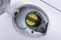 指定燃料はプレミアムガソリン。黄色で飾られた燃料キャップがカッコいい。