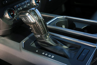 トランスミッションはトルコン式の10段AT。80km/h程度のスピードでも、ガスペダルを緩めると頻繁にトップギアに入る。