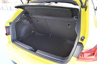 5人乗車時の荷室容量は335リッター。ベースとなる「A1スポーツバック」と差異はない。